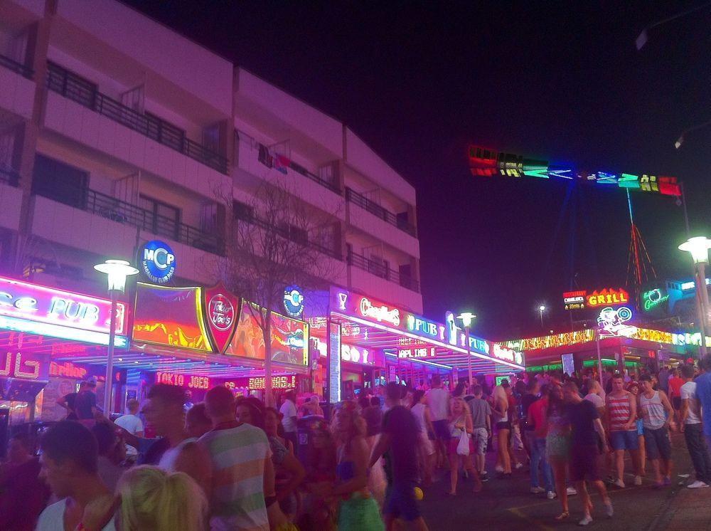 Coconut Apartments - Adults Only Магалуф Екстериор снимка